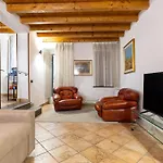Atmosfera Di Casa Elfran Calore Tradizione In Area Pedonale *