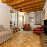 Atmosfera Di Casa Elfran Calore Tradizione In Area Pedonale Apartment Bergamo