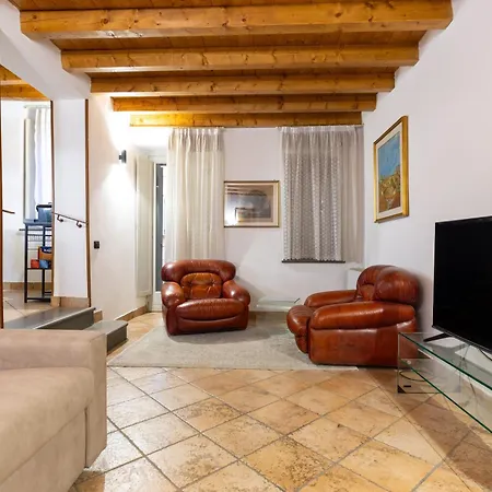 Atmosfera Di Casa Elfran Calore Tradizione In Area Pedonale *